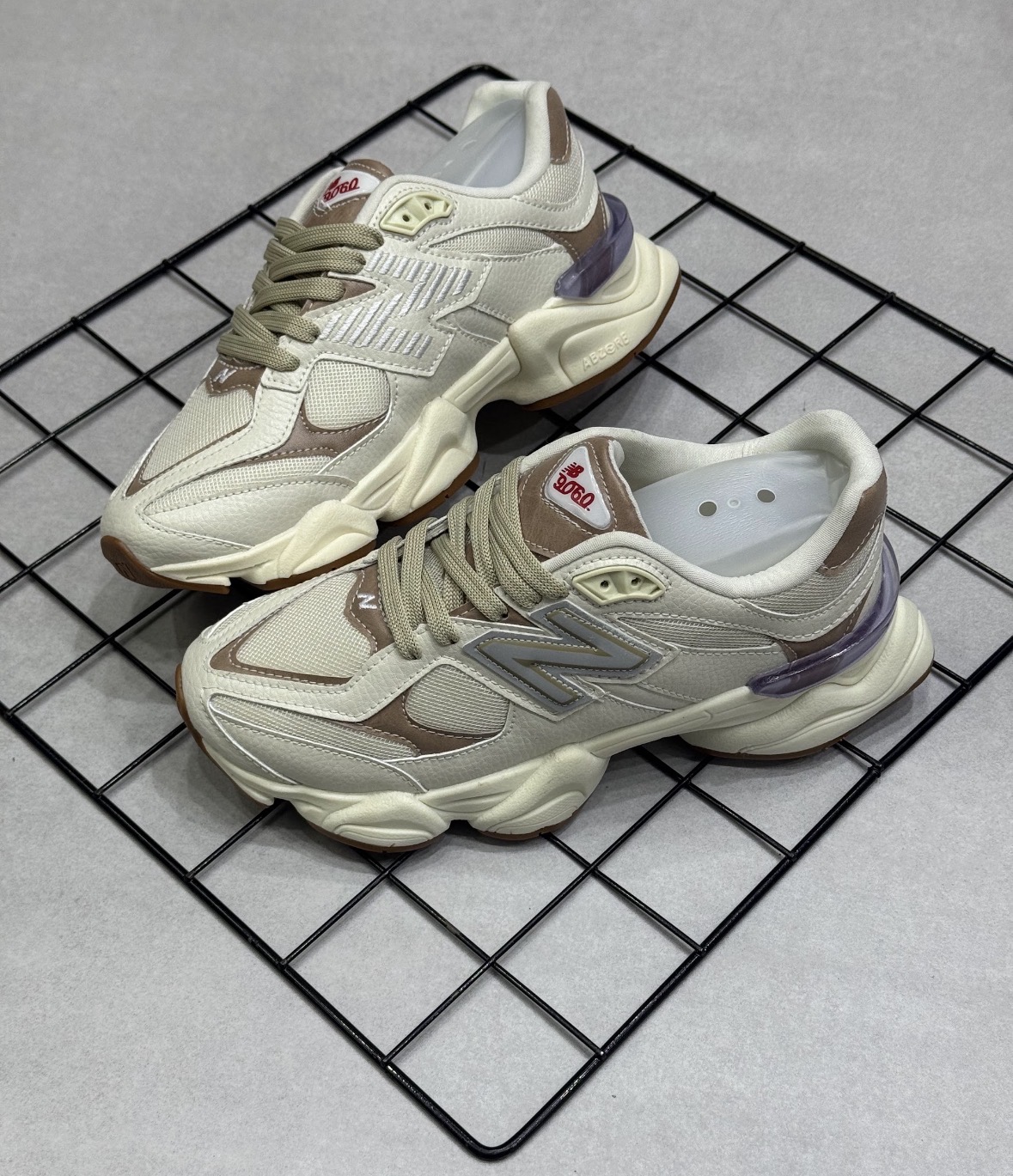 Tênis New Balance 9060 Off-White e Marrom