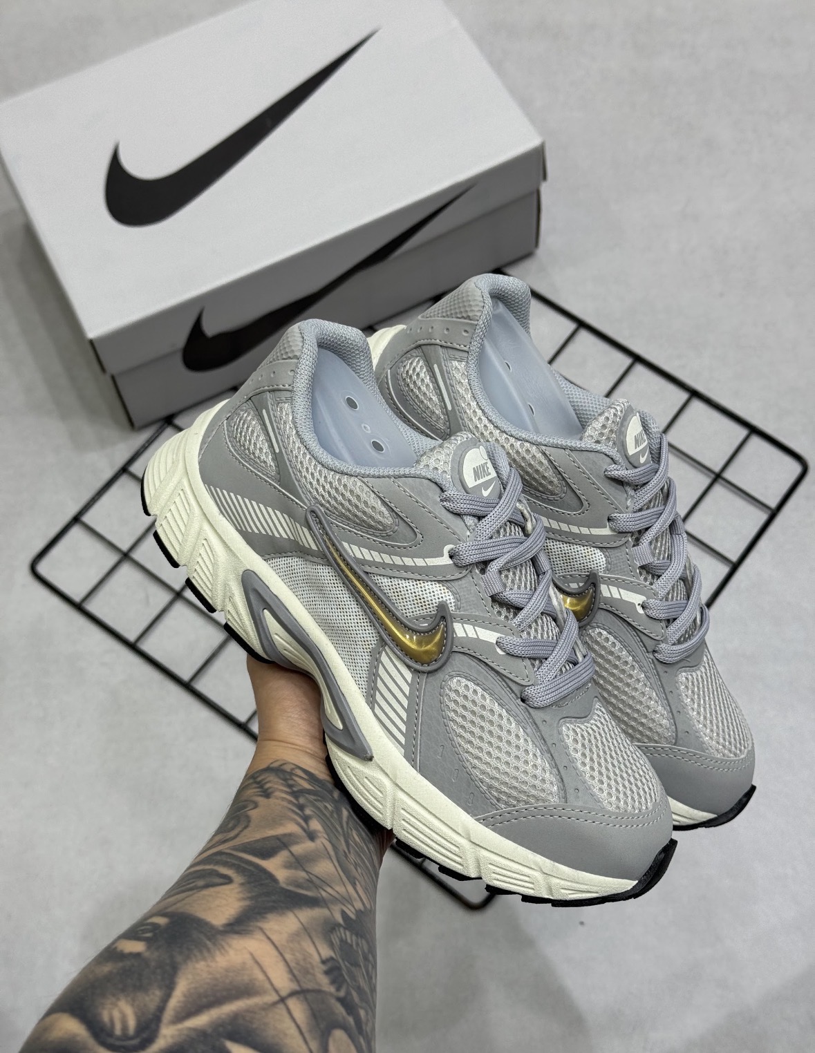Tênis Nike V2K Run Cinza e Dourado