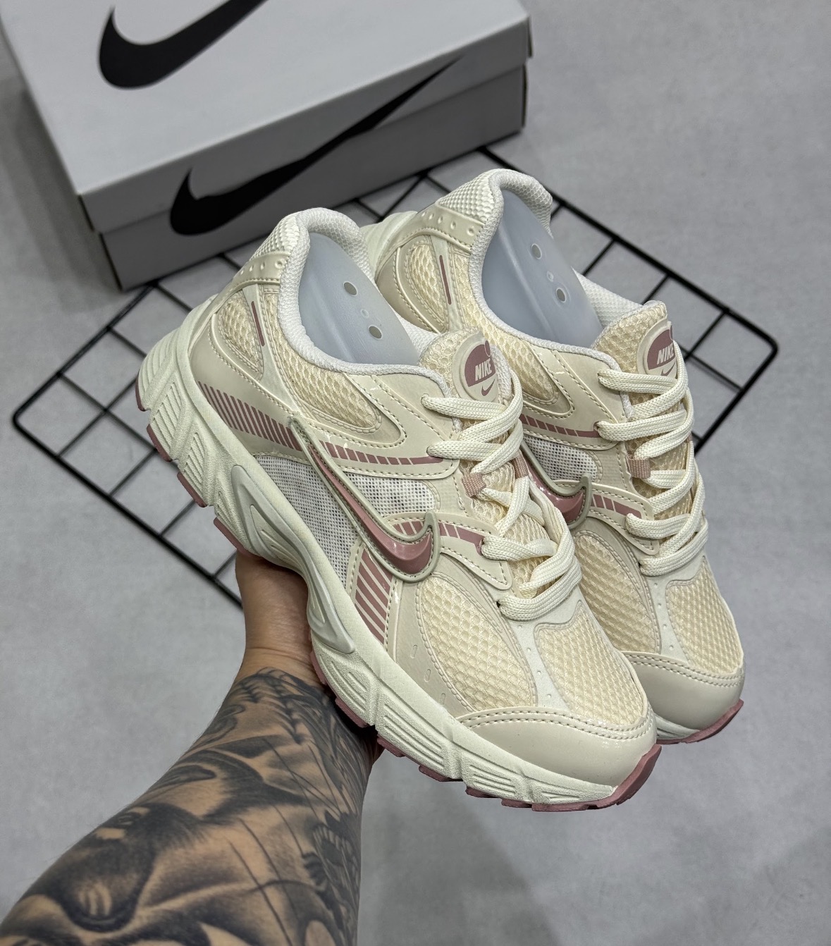 Tênis Nike V2K Run Off-White e Rosa