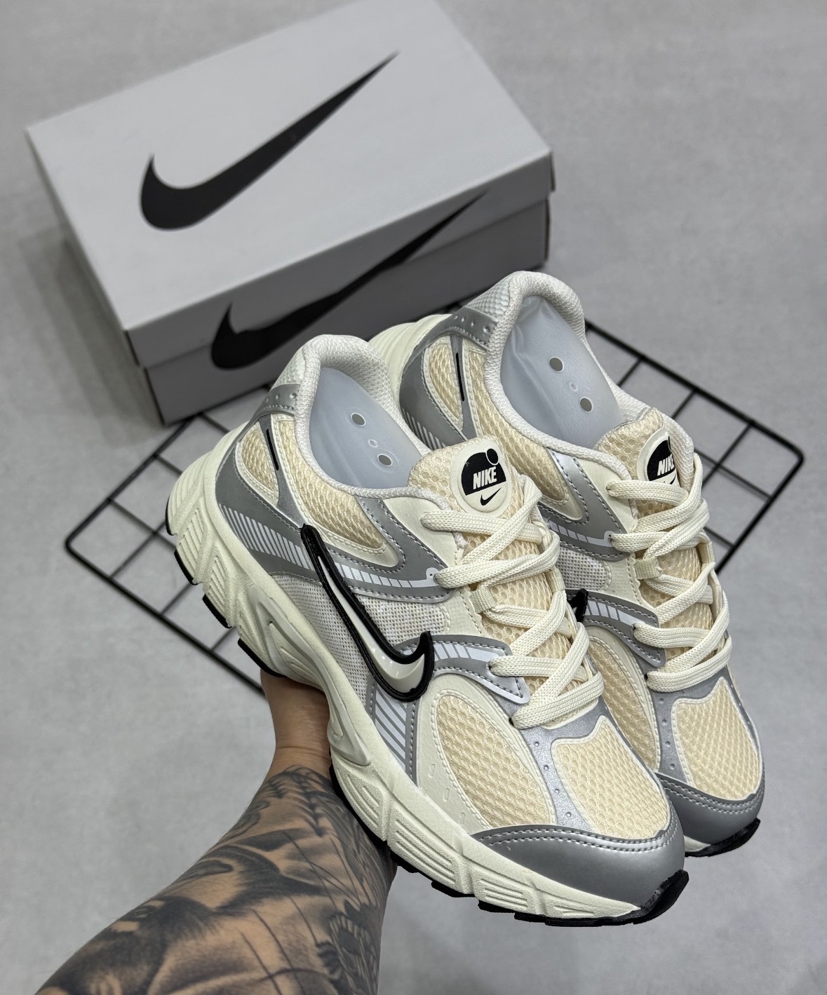 Tênis Nike V2K Run Off-White e Prata