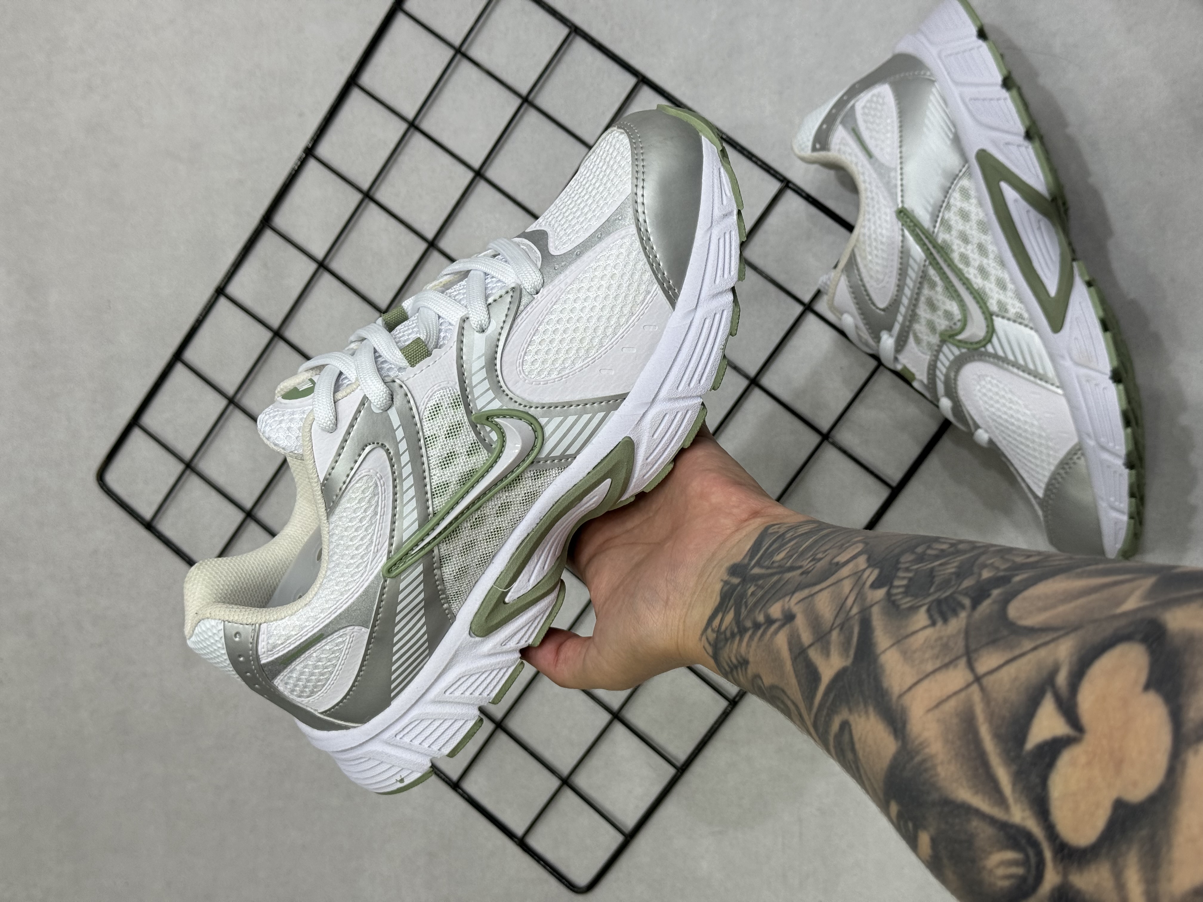 Tênis Nike V2K Run Branco e Verde Oliva