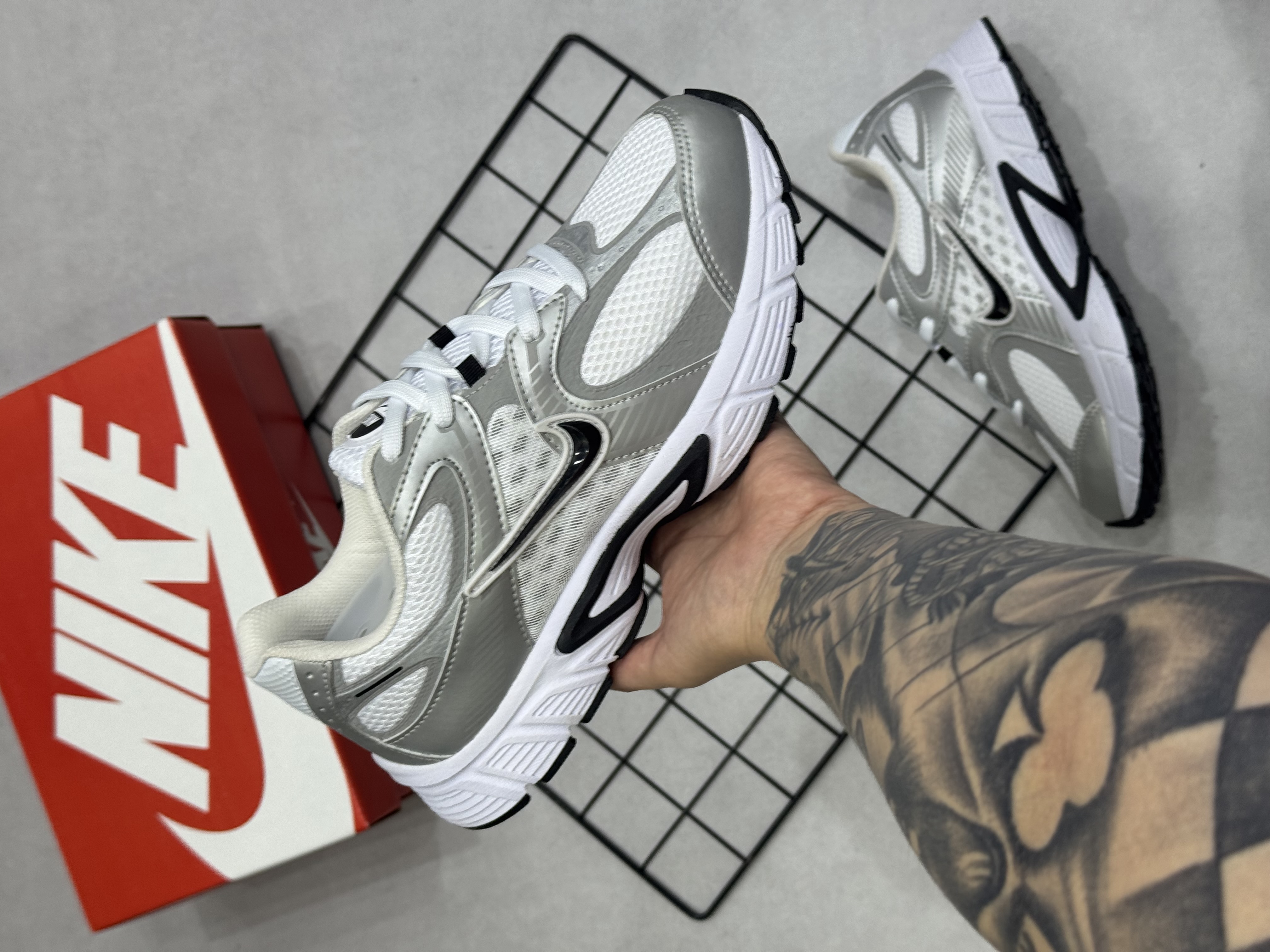 Tênis Nike V2K Run Prata e Preto