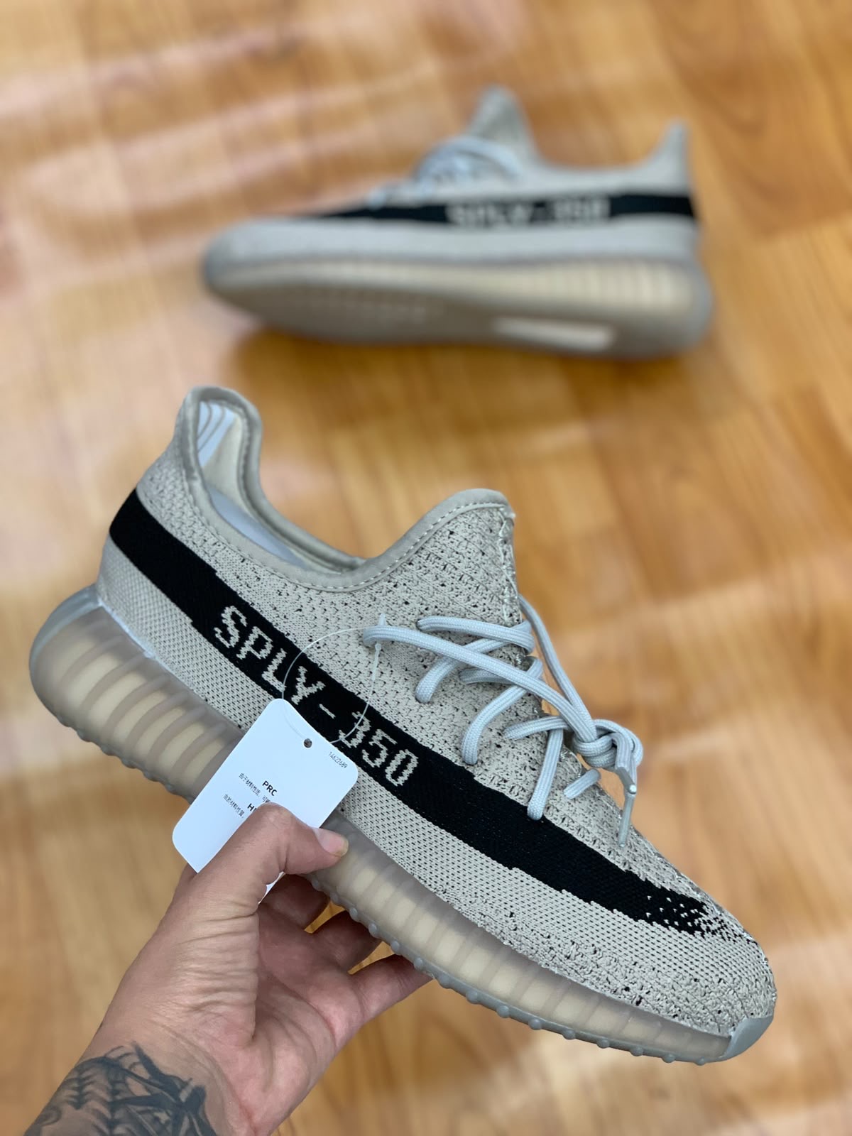 Tênis Yeezy Boost 350 V2 Cinza com Faixa Preta