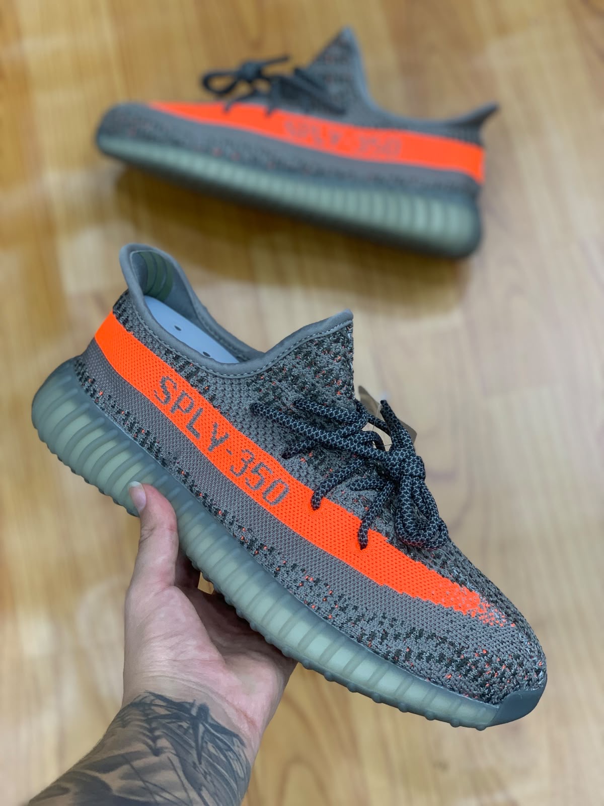 Tênis Yeezy Boost 350 V2 Beluga / Cinza com Faixa Laranja