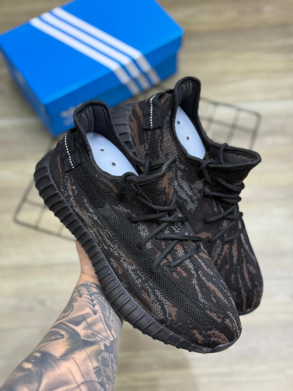 Tênis Yeezy Boost 350 V2 Preto e Marrom (Ash Stone Style)
