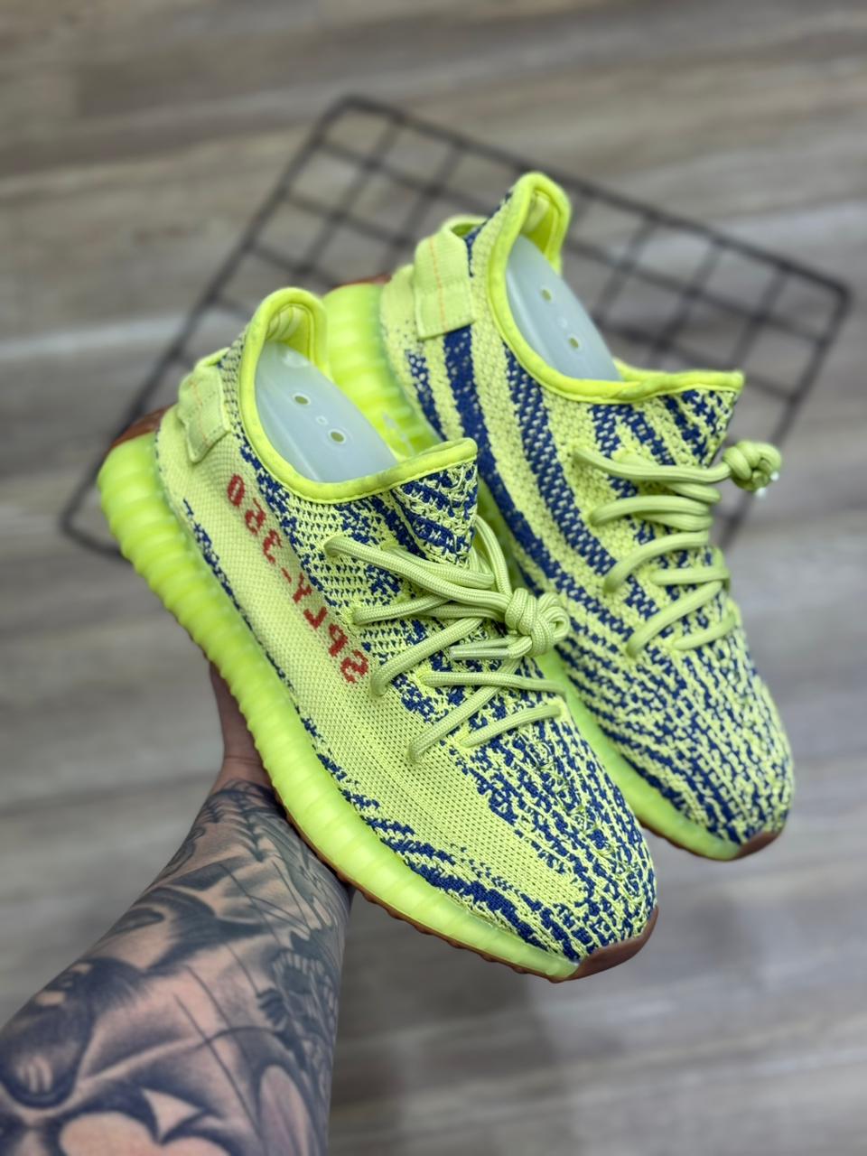 Tênis Yeezy Boost 350 V2 Verde Limão Neon