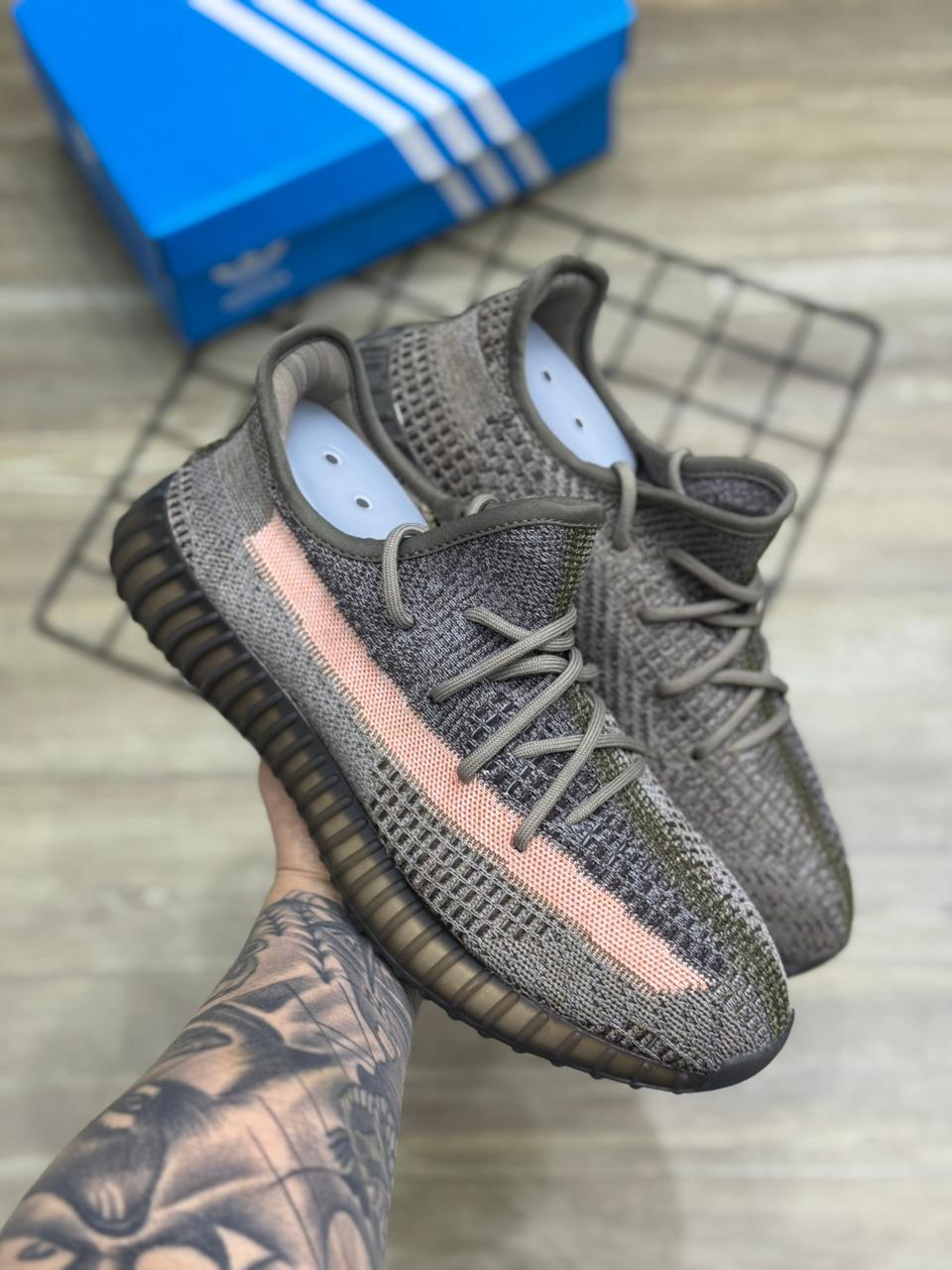 Tênis Yeezy Boost 350 V2 Oliva e Rosa Salmão