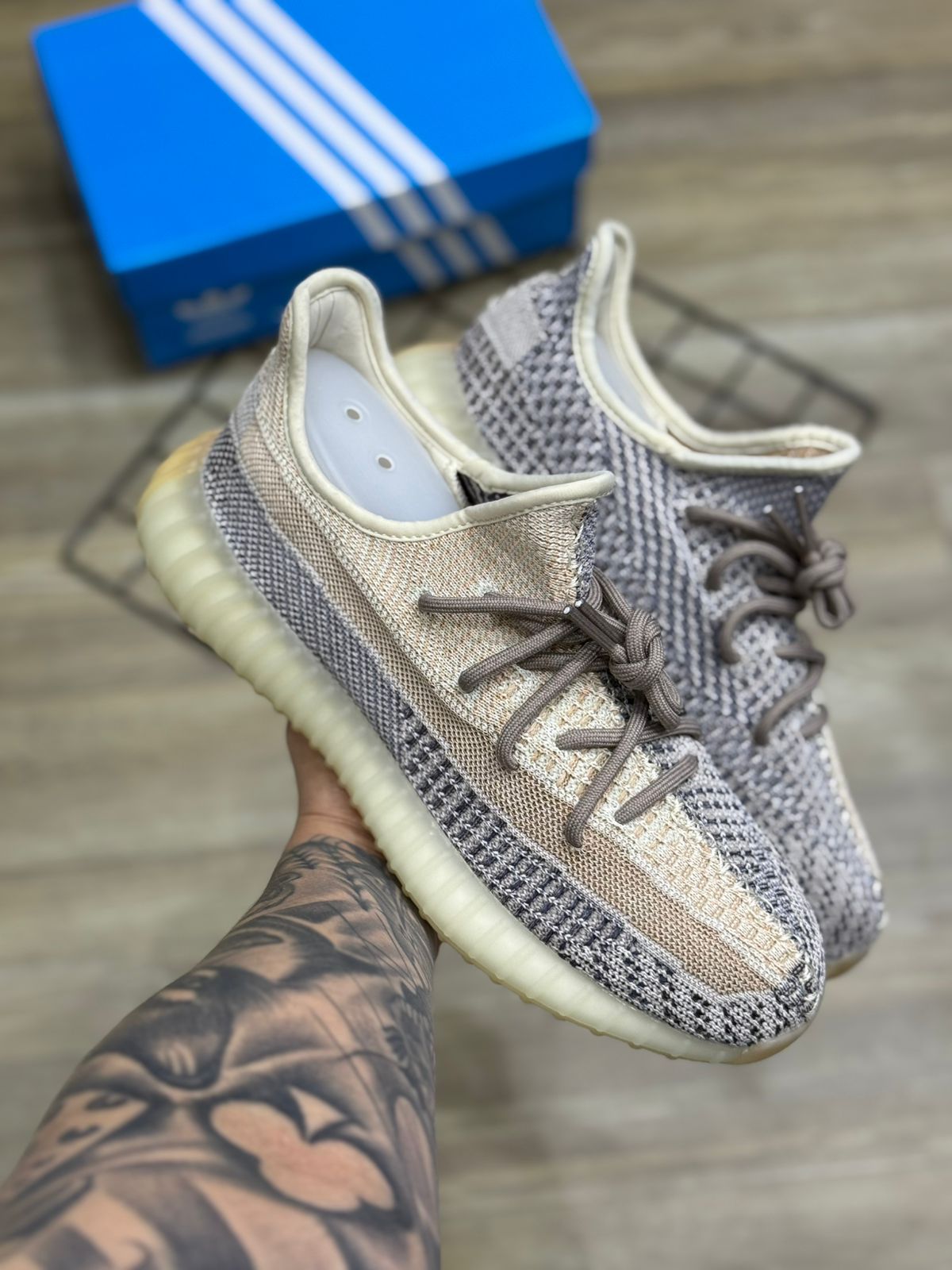 Tênis Yeezy Boost 350 V2 Cinza e Bege (Ash Pearl)